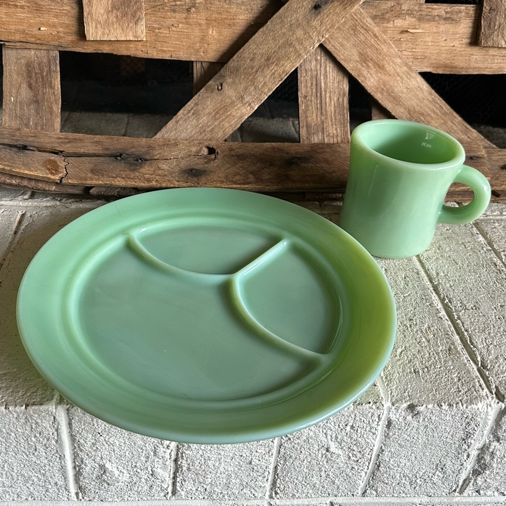 VINTAGE FIRE-KING JADEITE GREEN OVEN WARE RESTAURANT TRI DIVIDED PLATE AND MUG